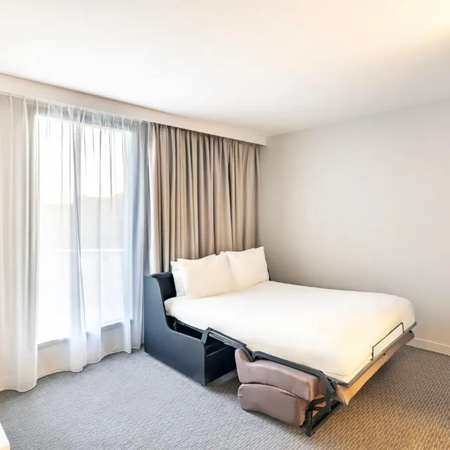 غرفة بسريرين منفصلين مع أريكة، Holiday Inn Express Paris - Poissy, an IHG Hotel 3/7