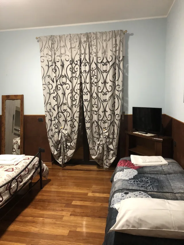 غرفة قياسية ثلاثية بسرير كوين وسرير فردي بحمام مشترك، Villa Boninsegna 2/4