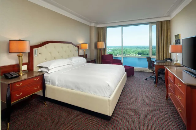 Classic, King Bed, Hilton Lac Leamy 2/7