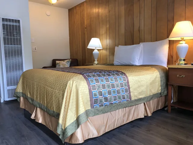غرفة ديلوكس بسرير كينج، Cedar Inn & Suites 3/5