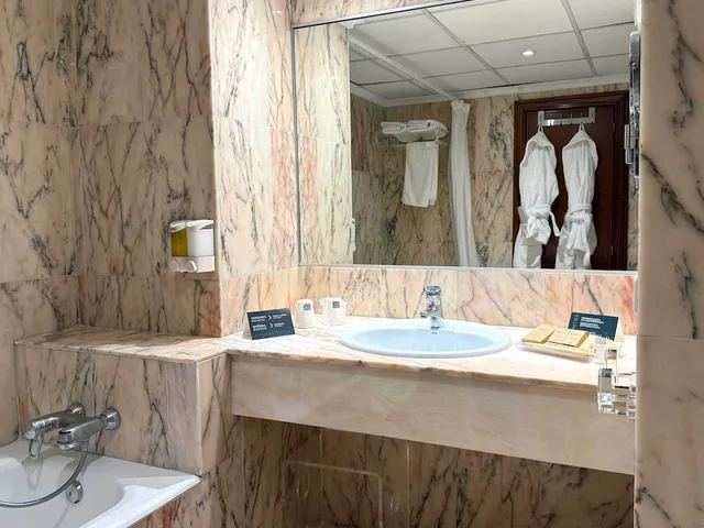 2 Bedrooms, Junior Suite, Single, Queen and Twin Beds, Hotel Turia 4/4