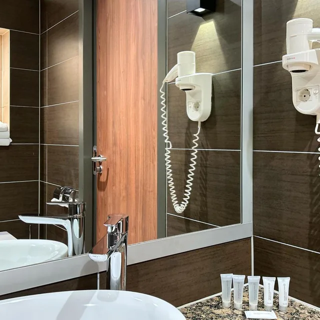 غرفة ثلاثية، Hotel Levell 9/9