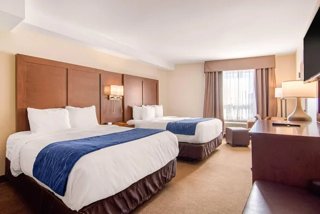 غرفة عائلية بسريرين كوين مع أريكة، Comfort Inn & Suites Medicine Hat Shopping Centre 2/5