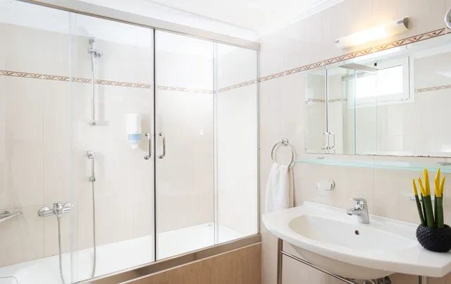 غرفة كلاسيكية بسرير مزدوج بإطلالة جزئية على البحر، PANTHEON HOTEL 5/7