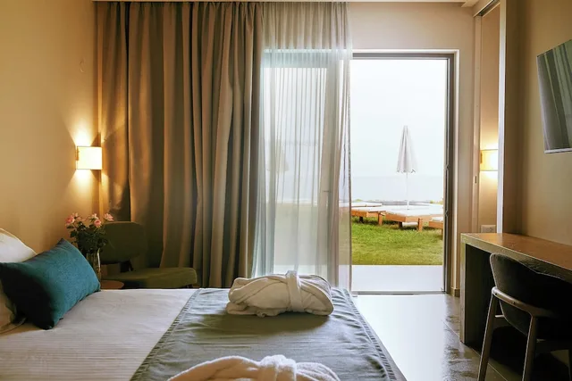 Superior, Queen Bed, Lateral Side Sea View, Shared Pool، GRAND BAY BEACH RESORT KOLYMBARI 2/3