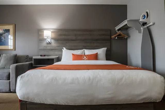 Drive Up, King Bed، Amsterdam Inn & Suites Moncton 2/4