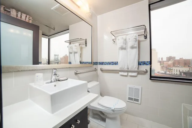 Room, Queen Bed, Hotel Richland LES 5/8