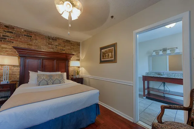 Comfort, Queen Bed, Ground Floor, Hotel St Pierre French Quarter 1/10