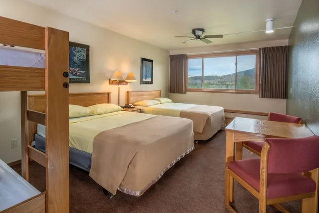 غرفة اقتصادية بسرير بطابقين وسريرين كوين، YMCA of the Rockies Snow Mountain Ranch 1/2