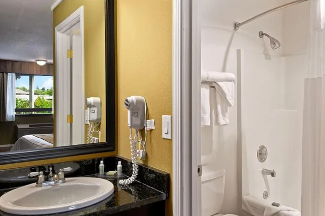 غرفة قياسية بسريرين كوين، Quality Inn & Suites Fife Seattle WA 3/3