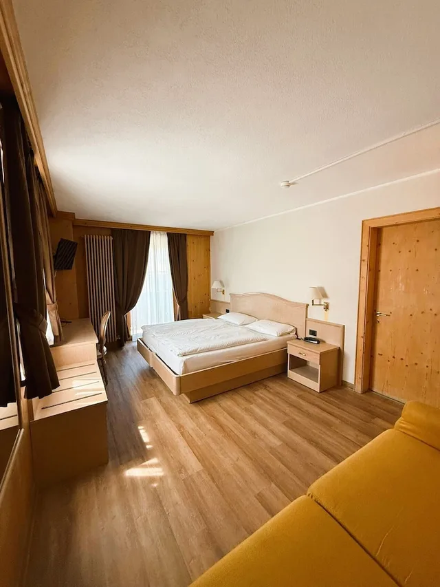 غرفة قياسية رباعية بسرير مزدوج بغرفة نوم واحدة مع أريكة، Angelica Hotel 5/8