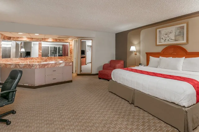 جناح ديلوكس بسرير كينج بغرفة نوم واحدة، Ramada By Wyndham Odessa Near University Of Texas Permian 2/4