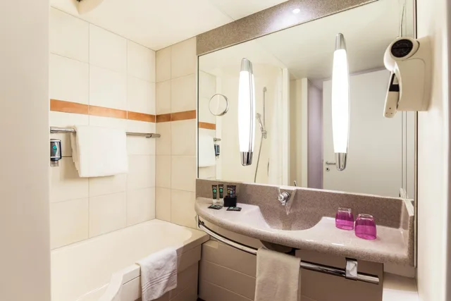 غرفة سوبيريور بسرير كينج وسرير كوين، Novotel Dusseldorf City West 7/9