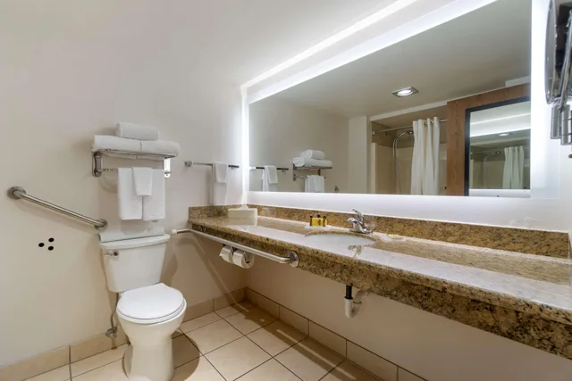 Room, Queen Bed, Best Western Plus Oak Harbor Hotel & Conference Center 7/10