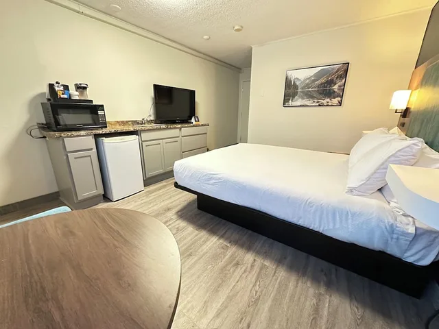 Drive Up, Queen Bed, Kitchenette، Travelodge by Wyndham Amherst 2/10