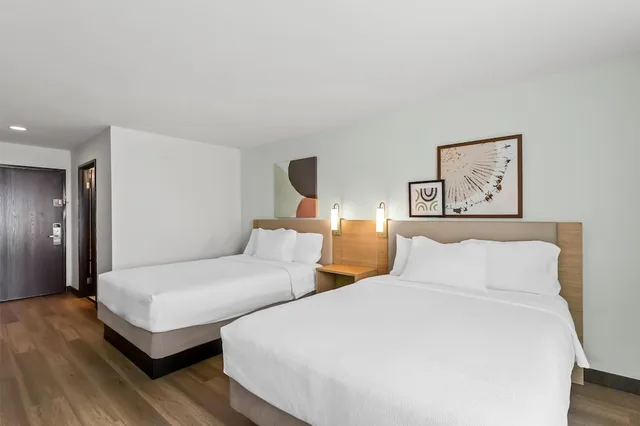 غرفة بسرير كينج لذوي الإعاقة، Spark by Hilton Oak Forest 2/4
