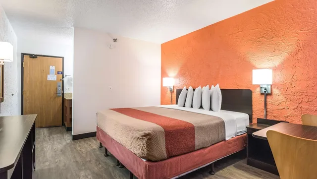 غرفة بريميوم بسرير كينج، Motel6 Elk Grove Village, IL 2/7