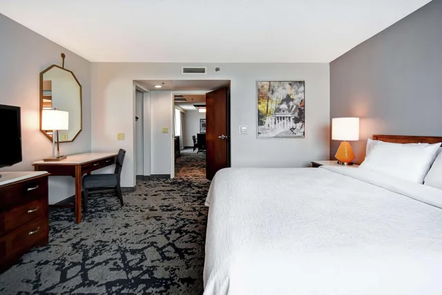 جناح تنفيذي بسرير كينج مع أريكة، Embassy Suites by Hilton Montgomery Hotel & Conference Center 1/4
