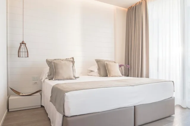 Oriente, Deluxe, Suite, King and Twin Beds, Sea View، Hotel Sans Souci 2/4
