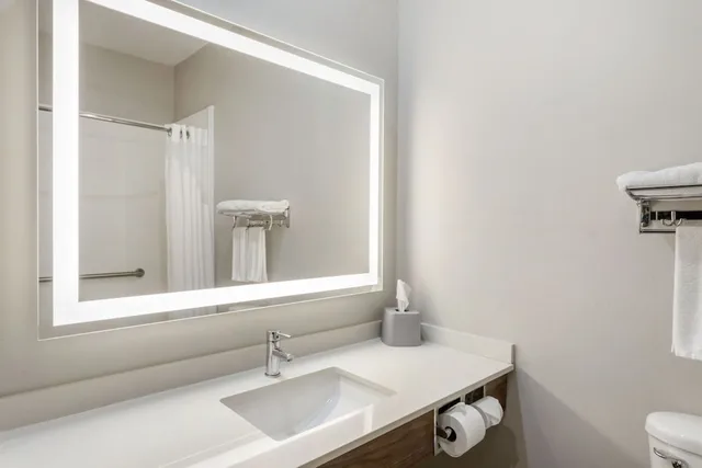جناح بسريرين كوين مع أريكة بمنطقة جلوس لذوي الإعاقة، Holiday Inn Express Suites Beeville 9/10