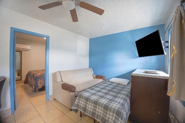 غرفة بسرير كوين بمطبخ صغير، Aladdin Motel By OYO Merritt Island 2/9