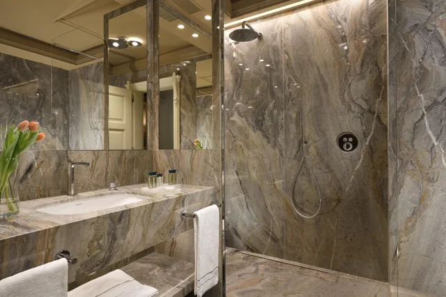 غرفة ديلوكس بإطلالة على البحيرة بشرفة، Villa Cortine Palace Hotel 9/10