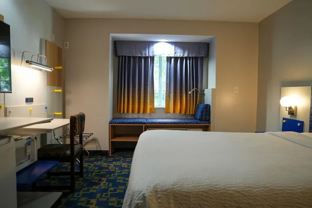 جناح بسرير كوين بحوض جاكوزي، Microtel Inn & Suites by Wyndham Hagerstown 2/7