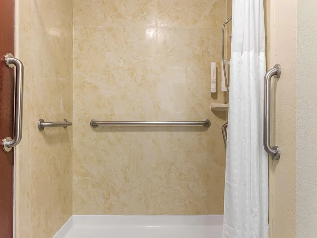 غرفة بسرير مزدوج لذوي الإعاقة، Clarion Pointe Savannah Gateway I-95 8/8