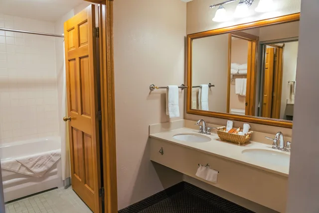 Superior, Suite, Queen Bed, Sofa, The Inn at Holiday Valley 2/2