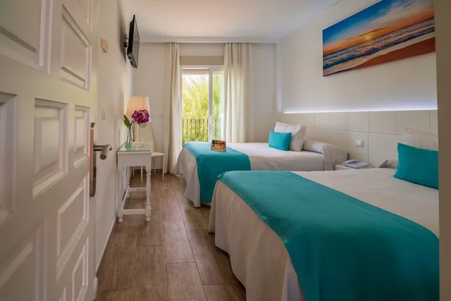 غرفة بسريرين منفصلين بشرفة، Hotel Romerito 1/9