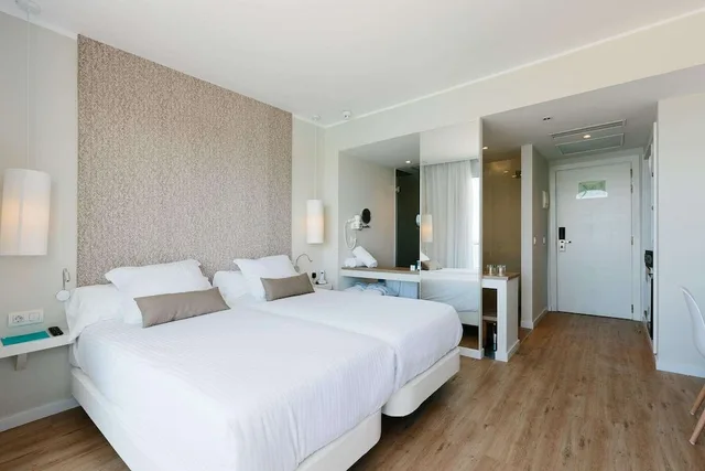 غرفة بسرير مزدوج بإطلالة على المسبح بشرفة، AluaSoul Ibiza - Adults Only 4/10