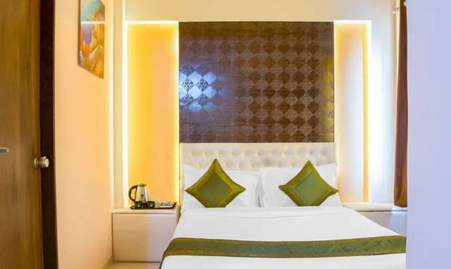 غرفة ديلوكس بسرير كوين، Treebo Naunidh Suites 2/5