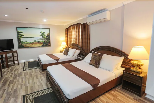 Suite, Holiday Plaza Hotel 3/10