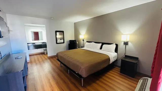 غرفة بسرير كينج لذوي الإعاقة، Super 7 Inn Tupelo 2/5