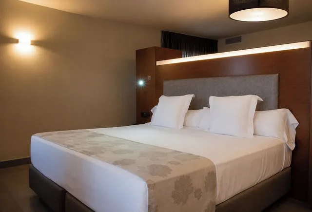 جناح جونيور بسرير كينج، Hotel Sancho Abarca 4/8