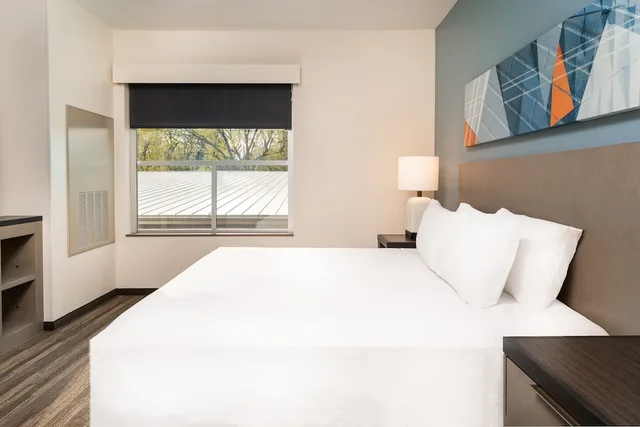 غرفة بسرير كينج مع أريكة لذوي الإعاقة، Hyatt House Nashville Airport 1/4