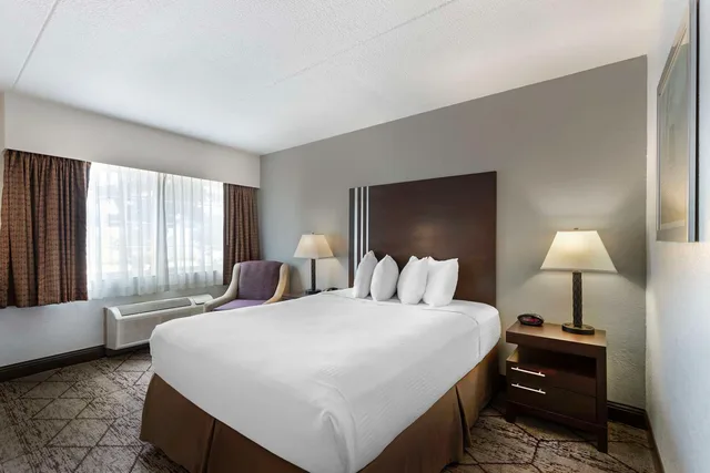غرفة بسرير كوين لذوي الإعاقة، Best Western Plus Longbranch Hotel and Convention Center 2/6