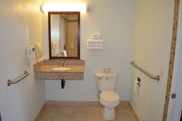 غرفة قياسية بسرير كينج لذوي الإعاقة، Welcome Inn 3/5