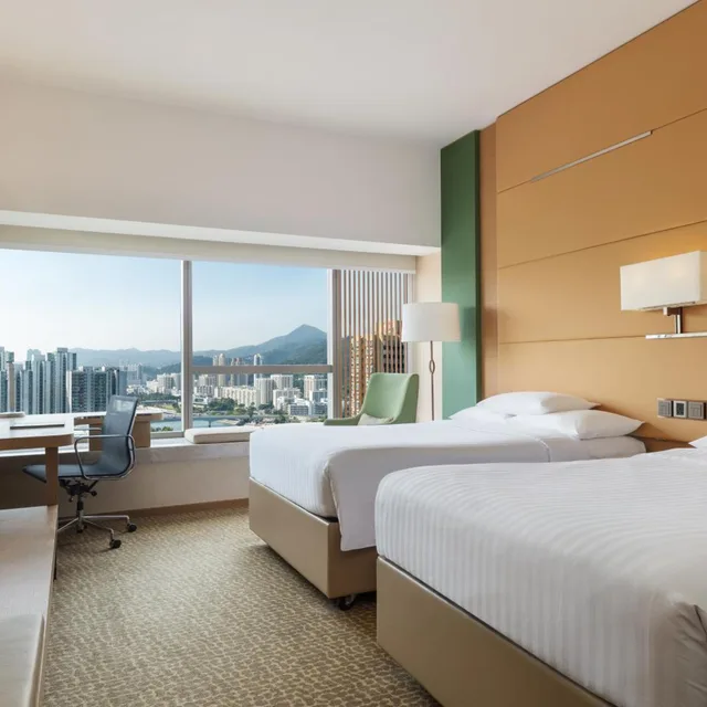 غرفة بسريرين منفصلين بإطلالة على النهر، Courtyard By Marriott Hong Kong Shatin 2/6