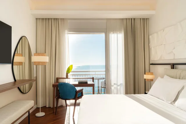 غرفة سوبيريور بسرير كوين بإطلالة على البحر، Hotel Delfino Taranto 2/4