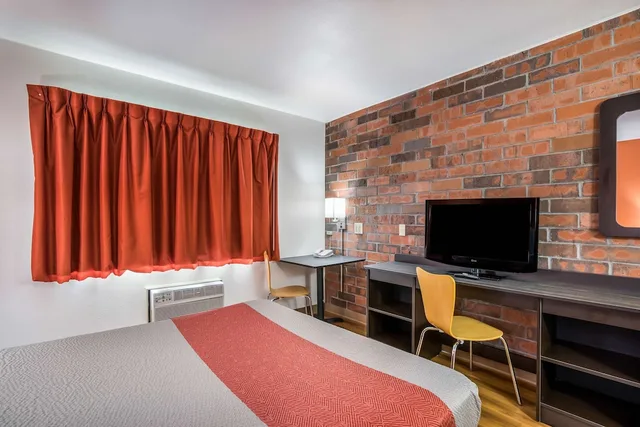 غرفة قياسية بسرير كينج، Motel6 Madison, WI - East 6/10