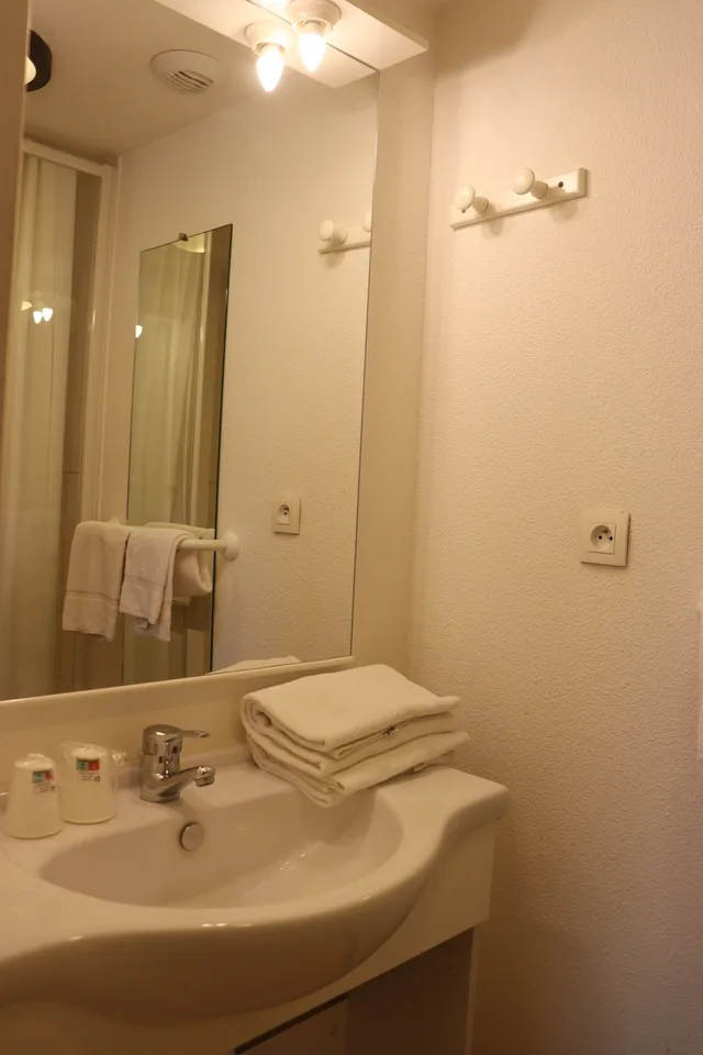 غرفة بسرير كينج، Village Hotel 5/7