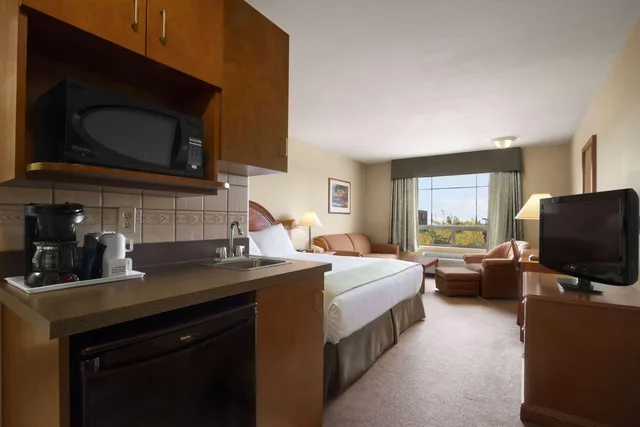 غرفة بزنس، Super 8 By Wyndham Fort St. John Bc 3/5