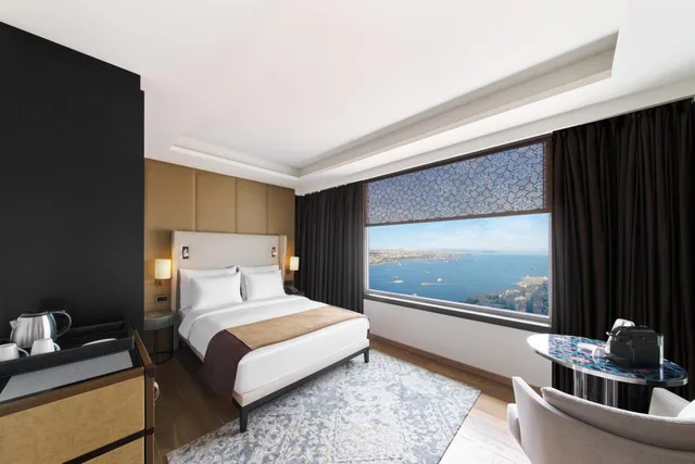 Room, King Bed, Bosphorus View, Corner، The Marmara Taksim 2/2
