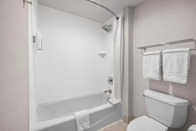 1 Bedroom, Suite, King Bed, Bay View, Sofa، Homewood Suites By Hilton San Diego Airport Liberty Station 7/10