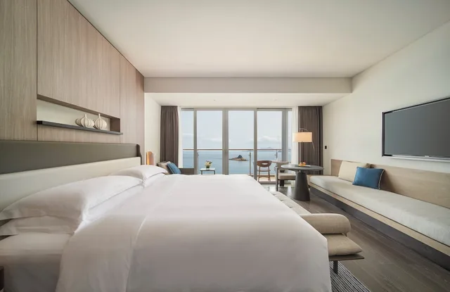 غرفة كلاسيكية بسرير كينج بإطلالة على البحر بشرفة مع دخول صالة النادي، Intercontinental Hotels Shenzhen Dameisha Resort 1/6