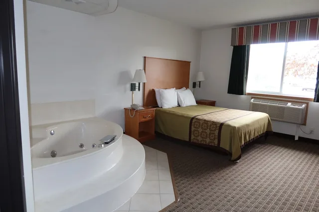 جناح بسرير كوين بحوض جاكوزي لذوي الإعاقة، Americas Best Value Inn Annandale 1/2