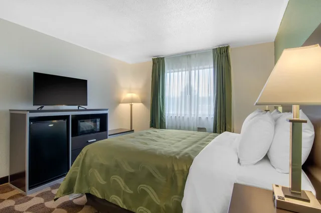 غرفة قياسية بسرير كوين، Quality Inn Russell, KS 7/10