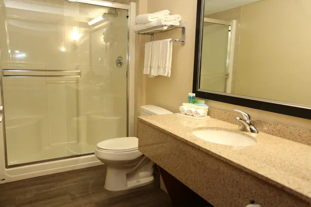 جناح بسرير كينج مع أريكة، Holiday Inn Express Vernon 3/7