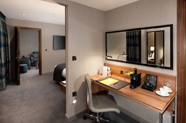 Plaza, Club, Suite, King Bed, Club Floor، CROWNE PLAZA LONDON HEATHROW T4 7/7